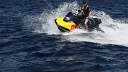 Verstappen scatenato con la moto d'acqua