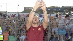 Totti, grande festa a Trigoria. Selfie con oltre 200 tifosi