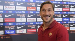 Francesco Totti e la Roma arrivano all'Olimpico prima del Genoa