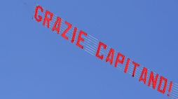 Totti, messaggio dal cielo: «Grazie, capitano»