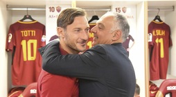 Totti, abbraccio con Pallotta negli spogliatoi