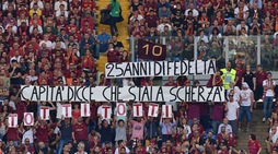 Totti day, quanti striscioni dei tifosi della Roma all'Olimpico