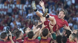 Roma, Totti lanciato in aria dai compagni
