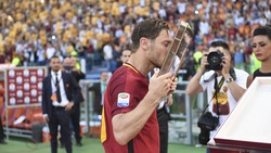 Pallotta consegna a Totti una maglia numero 10