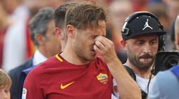 Roma, le lacrime di Totti durante il giro d'addio