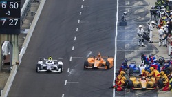 Indy 500, Alonso rompe il motore a 21 giri dalla fine