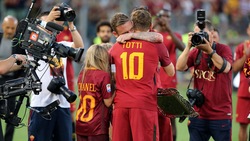 Giocatori della Roma in lacrime per l'addio a Totti