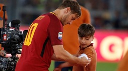 Roma, Totti regala la fascia a un bambino delle giovanili