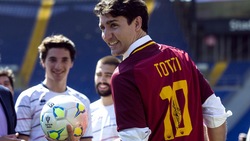 Il premier del Canada, Justin Trudeau con la maglia di Totti