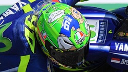 MotoGp Mugello, Rossi col casco dedicato a Totti e Hayden