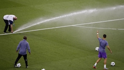 Parte l'impianto di irrigazione: Cristiano Ronaldo non la prende bene