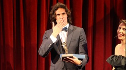 Cavani, per il ritorno a Napoli sceglie lo smoking