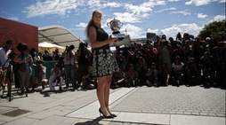 Roland Garros: Jelena Ostapenko, gonna e tacchi per le foto con il trofeo