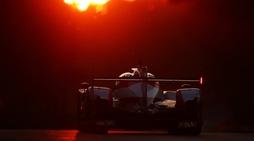 Le Mans, le fantastiche immagini della gara all'alba