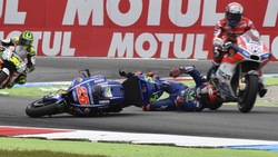 MotoGp Assen, paura Viñales: cade e Dovizioso lo sfiora