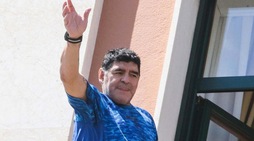 Maradona torna a Napoli: Pibe de Oro acclamato dai tifosi in festa