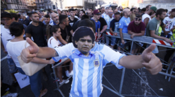 Napoli, i tifosi a Piazza Plebiscito aspettando Maradona