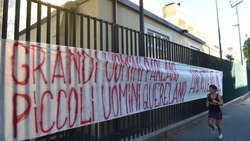 Fiorentina, al raduno cori e striscioni contro la società