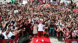 Podolski, che accoglienza: tutti impazziti in Giappone!