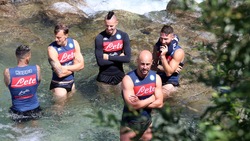Napoli, a Dimaro Hamsik e compagni si rinfrescano al fiume