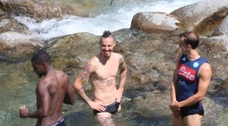 Napoli, bagno in mutande e Hamsik se la ride