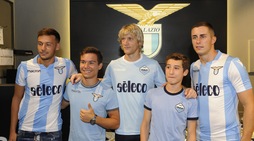 Lazio, Marusic allo store biancoceleste: tifosi pazzi della nuova maglia!
