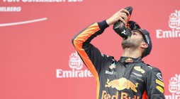 F1, Ricciardo ancora sul podio: beve champagne dalla scarpa