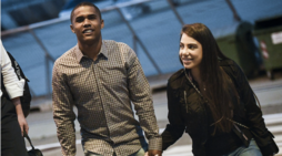 Juventus, Douglas Costa sbarca a Torino con la moglie