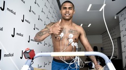 Douglas Costa, visite al J Medical