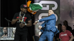 McGregor lancia la bandiera irlandese a Mayweather