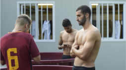 Roma, Gonalons si rilassa dopo l'allenamento