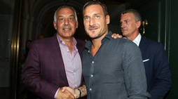 Roma, la stretta di mano tra Totti e Pallotta