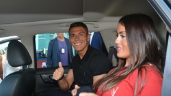 Roma, sbarca Hector Moreno con la moglie Irene Martinez