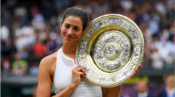 Tennis, Garbine Muguruza alza il trofeo sul prato verde di Wimbledon: è lei la regina