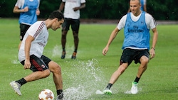 Milan, allenamento sotto il diluvio in Cina