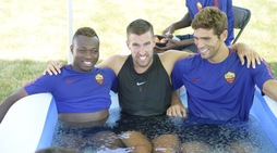 Roma, Strootman e Fazio nella piscina gonfiabile a Detroit