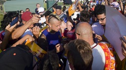 Roma, Nainggolan "assediato" dai tifosi anche negli Usa