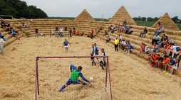 L'assurdo torneo nello stadio di paglia