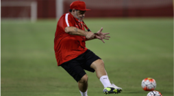 Maradona: vita da allenatore, ma non resiste alla voglia di calciare...