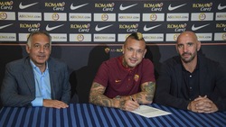 Radja Nainggolan firma il suo rinnovo con la Roma