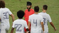 Chelsea-Inter, l'arbitro in campo con il turbante