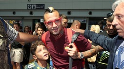 La Roma atterra a Fiumicino: Nainggolan con l'occhiale rosso
