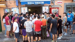 Napoli, è corsa al biglietto: che folla nelle ricevitorie