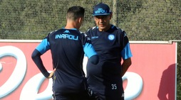 Napoli, Sarri con il cappellino durante la rifinitura
