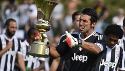 Villar Perosa, i giocatori della Juventus sfilano con le coppe