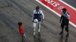 F1, Monza si ferma per la pioggia e Massa palleggia