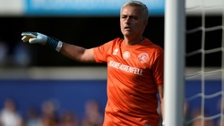 Mourinho scende in campo: portiere per un giorno