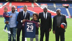 Psg, ecco Mbappé: presentazione formato famiglia