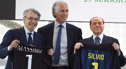 Moratti e Berlusconi, che risate per lo scambio delle maglie