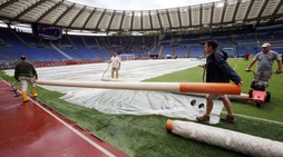 Lazio-Milan, via i teloni che coprivano il manto erboso